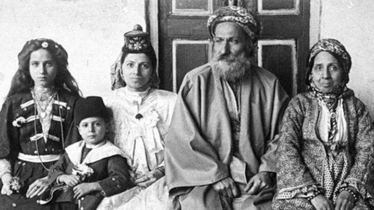 The family of Iraqi Chief Rabbi Hakham Ezra Dangoor in Baghdad, 1910