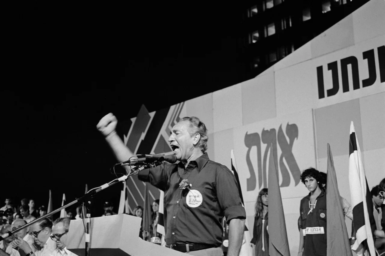 Shimon Peres speaking at a HaMa'arach (Alignment) election rally in Kings of Israel Square (now Rabin Square), Tel Aviv, in 1981